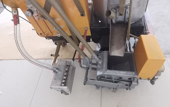 Máy đánh dấu đường thermoplastic chạy bằng pin để đánh dấu cong